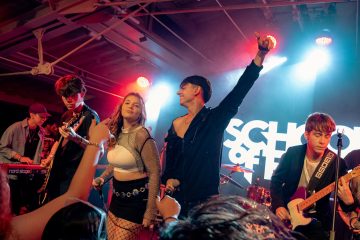 School of Rock Curitiba leva 16 bandas ao palco do Clay Highway em noite de rock ao vivo