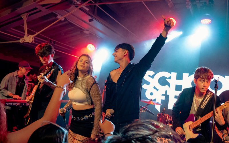 School of Rock Curitiba leva 16 bandas ao palco do Clay Highway em noite de rock ao vivo
